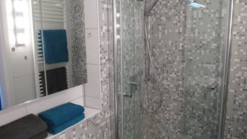 Shower, hair dryer, towels