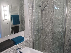 Shower, hair dryer, towels - Apartment 'Ferienwohnung Zollernalb' with Balcony and Wi-Fi (Albstadt)