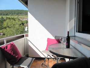 Outdoor dining - Apartment 'Ferienwohnung Zollernalb' with Balcony and Wi-Fi (Albstadt)