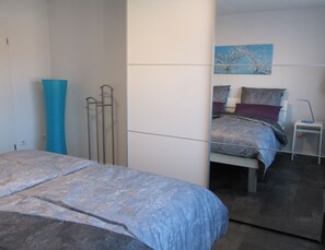 1 habitación, tabla de planchar con plancha, wifi gratis y ropa de cama 