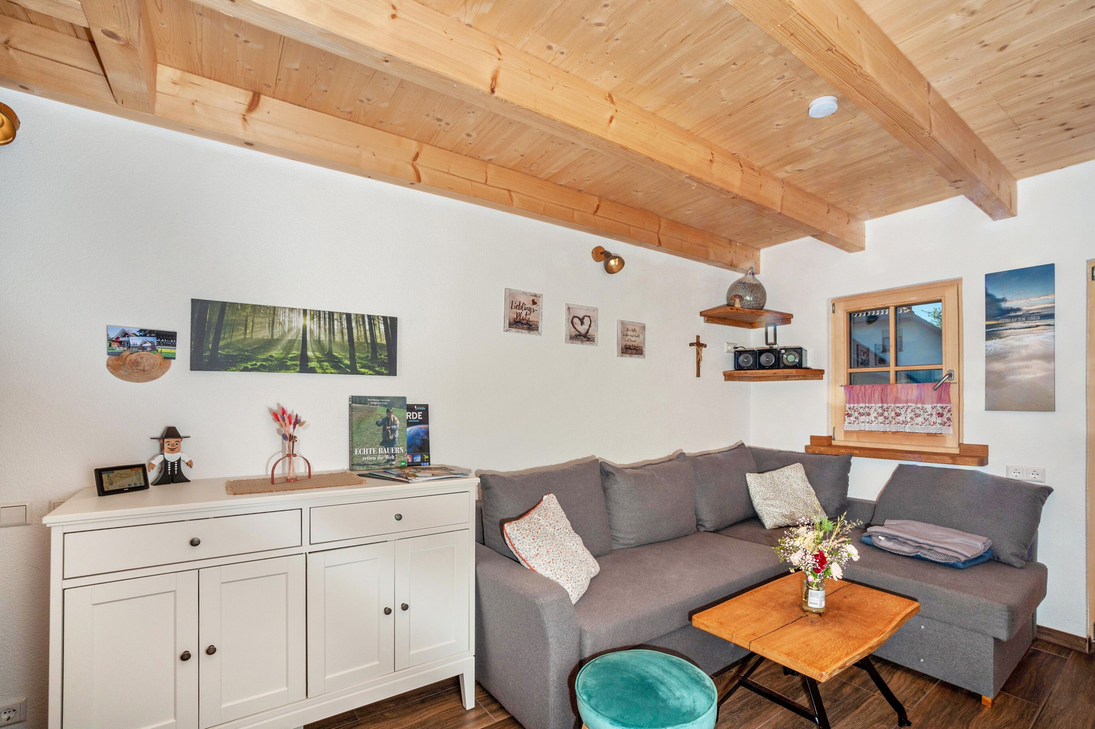 Fernseher, DVD-Player, Tischtennisplatte, Stereoanlage