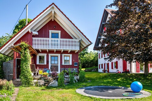 Holiday Home 'Naturhäusle Oberschwaben' with Mountain View, Private Terrace and Wi-Fi
