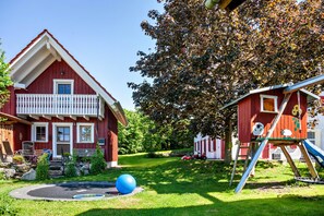 Children’s area - Holiday Home 'Naturhäusle Oberschwaben' with Mountain View, Private Terrace & Wi-Fi (Ebersbach-Musbach)