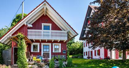 Ferienhaus 'Naturhäusle Oberschwaben' mit Bergblick, privater Terrasse und WLAN