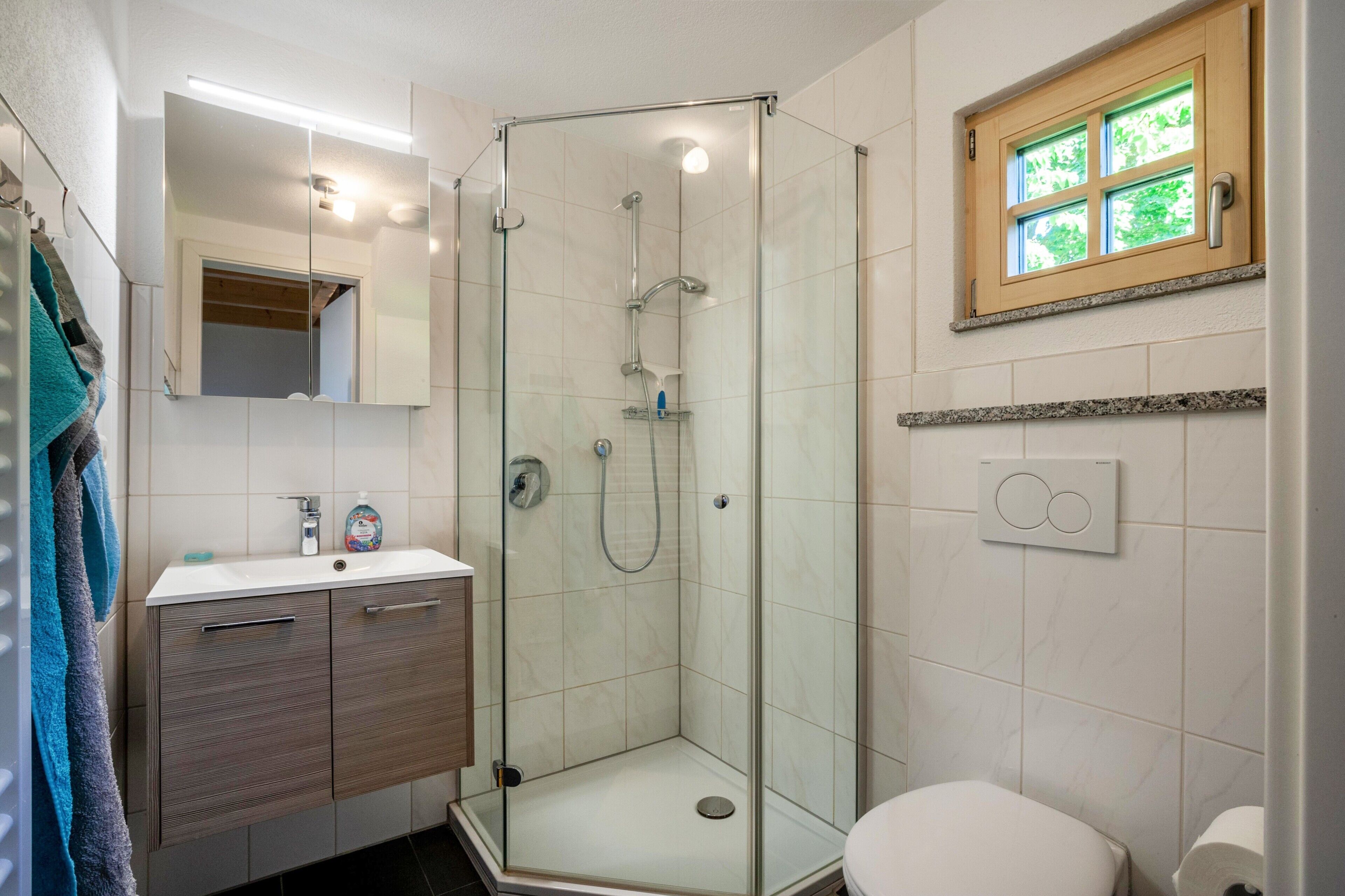 Een douche, een haardroger, handdoeken