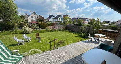 Casa de vacaciones 'Stilvolles Haus In Borsum' con terraza privada, jardín privado y Wi-Fi