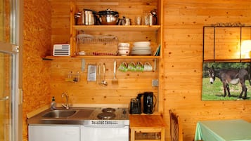 Kühlschrank, Herdplatte, Wasserkocher mit Kaffee-/Teezubehör