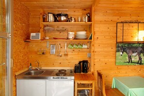 Fridge, stovetop, coffee/tea maker, electric kettle
