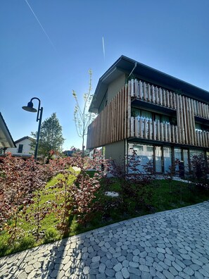 Property grounds - Exclusive 5-room maisonette architect's house with panoramic lake view and penthouse roof terrace (Öhningen)