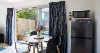 Classy Modern Unit. Walk to shops, bars & cafes. Pet-Friendly! Bus at gate.