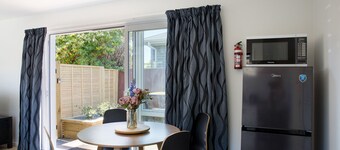 Classy Modern Unit. Walk to shops, bars & cafes. Pet-Friendly! Bus at gate.