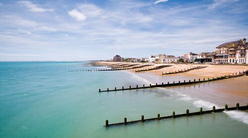 Chic 2-Bed Seafront Haven, Near Felpham Beach