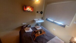 2 bedrooms, desk, iron/ironing board, WiFi