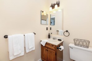 Serviettes fournies, savon, papier toilette