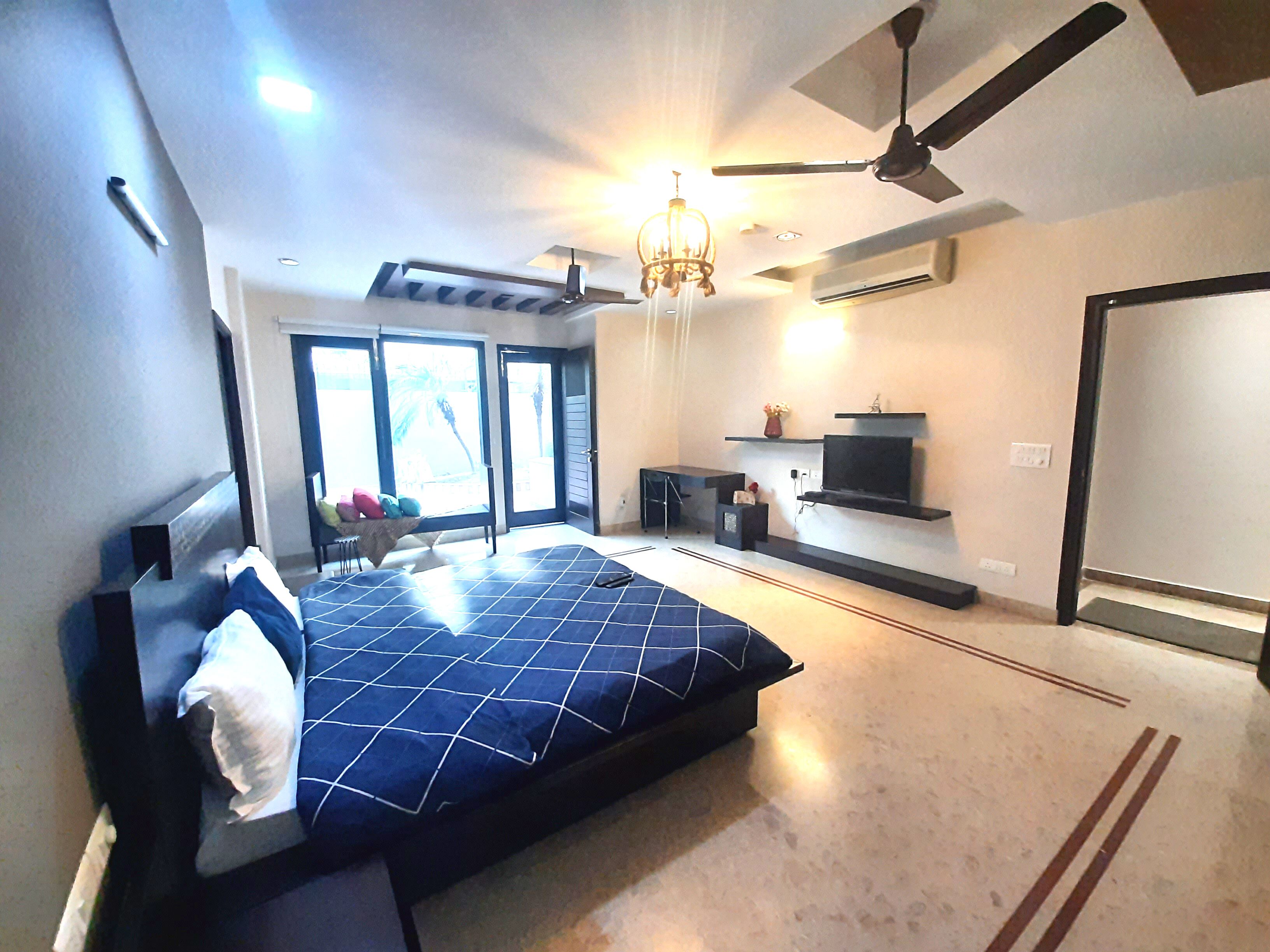 4 bedrooms, iron/ironing board, WiFi, bed sheets