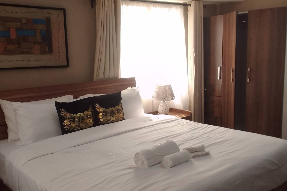 Suite studio exécutive, vue sur le jardin | Literie de qualité, lit avec matelas en mousse à mémoire