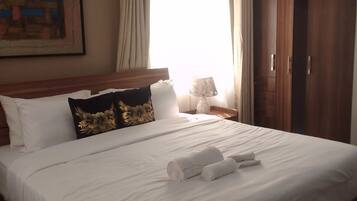 Executive Studio Suite, Garden View | Premium bedding, memory foam beds, in-room safe, desk