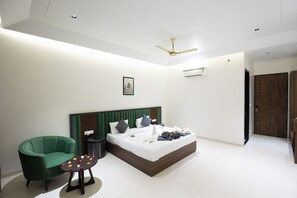 Kamar Double Deluks, pemandangan kota | Brankas, meja kerja, ruang kerja ramah laptop, dan setrika/meja setrika