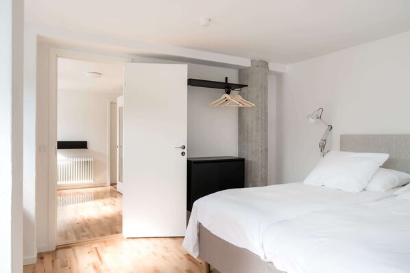 3 habitaciones, tabla de planchar con plancha, wifi y ropa de cama 