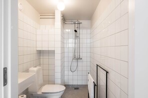 Dusj, hårføner og håndklær