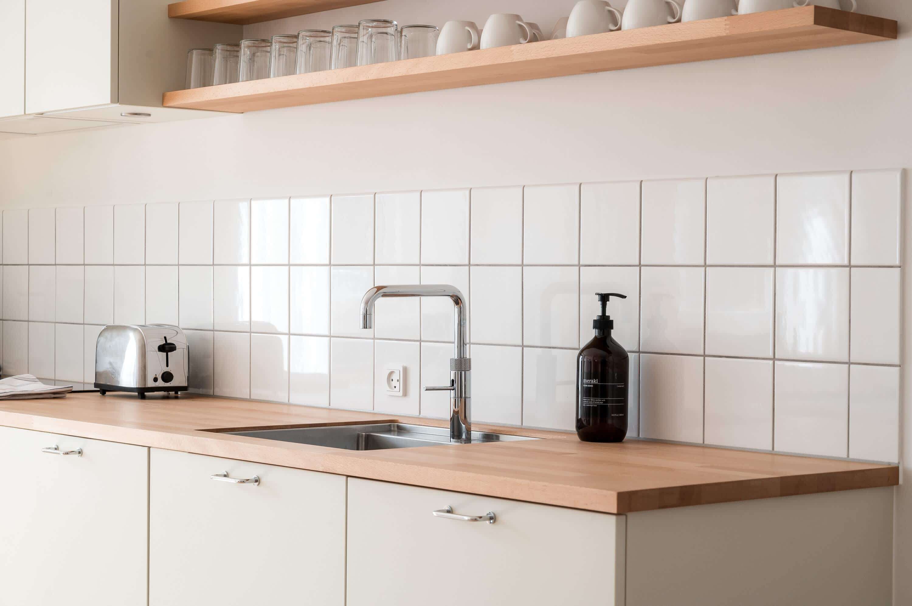 Coffee/tea maker, fridge, oven, stovetop