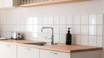 Coffee/tea maker, fridge, oven, stovetop