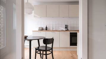 Fridge, oven, stovetop, coffee/tea maker