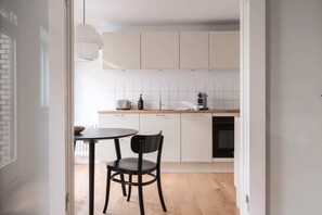 Fridge, oven, stovetop, coffee/tea maker