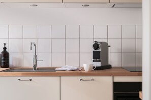 Refrigerador, horno, placa de cocina, cafetera/tetera