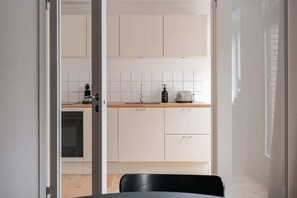 Fridge, oven, stovetop, dishwasher - Queens Courtyard Studio XL by Daniel & Jacob's (København)