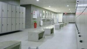 Moderni ja siisti aula, jossa on lokerot, vastaanottotiski ja oleskelualueita.