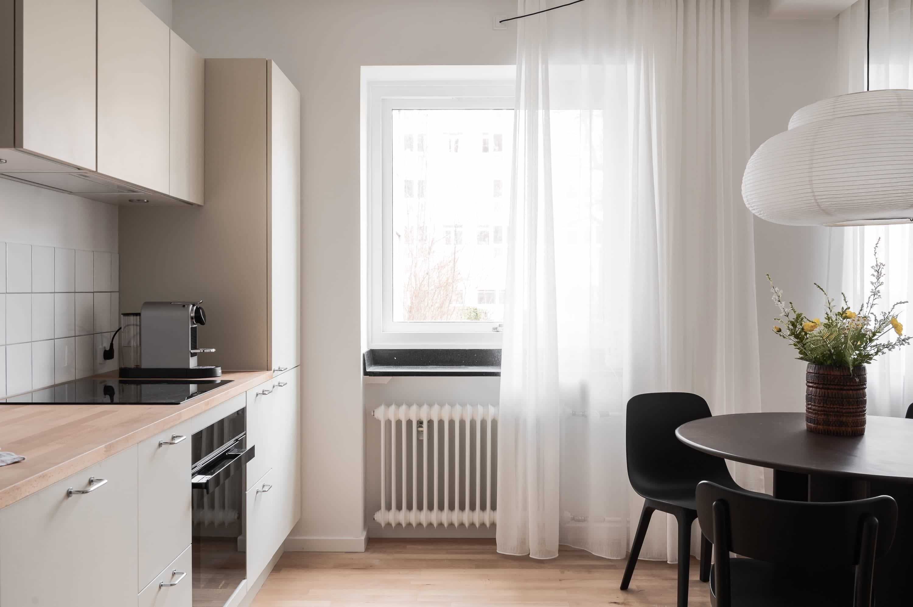 Réfrigérateur, four, plaque de cuisson, cafetière/bouilloire