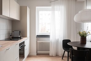 Frigorífico, horno, placa de cocina y cafetera o tetera
