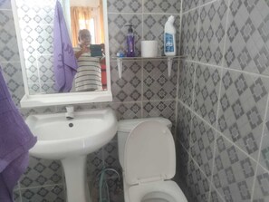 Secador de pelo, toallas, jabón y papel higiénico