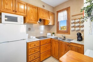 Jääkaappi, mikroaaltouuni, kahvin-/teenkeitin, leivänpaahdin