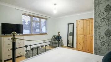 6 bedrooms, WiFi, bed sheets
