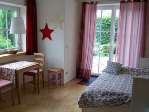 1 bedroom, bed sheets - Vacation apartment to feel good, terrace, 30sqm (Prien am Chiemsee)