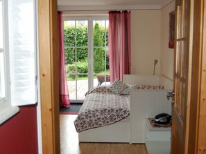 1 bedroom, bed sheets - Vacation apartment to feel good, terrace, 30sqm (Prien am Chiemsee)