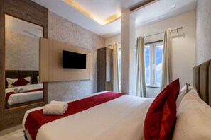 Deluxe-Doppelzimmer, 1 Doppelbett, Stadtblick | Wohnbereich | 32-Zoll-Smart-TV mit Satellitenempfang