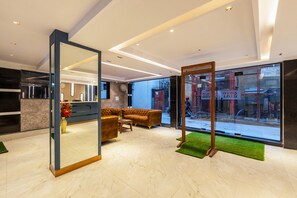 Lobby sitting area - Hotel Stay House Inn (New Delhi)