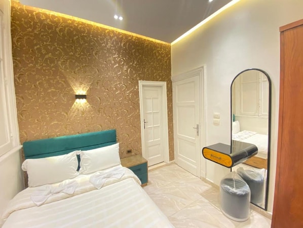 Dobbelt- eller tomannsrom, privat bad | Lydisolert og wi-fi (inkludert)