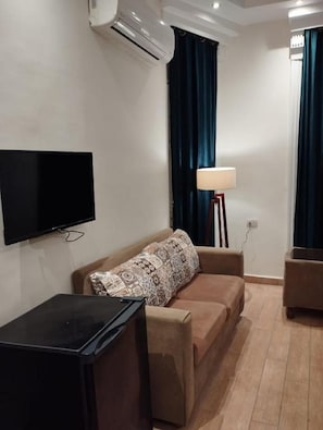 Quadruple Room, Private Bathroom | Soundproofing, free WiFi - Richmond Down Town  (Cairo)
