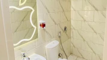 Habitación con 1 cama doble o 2 individuales, baño privado | Baño | Secador de pelo