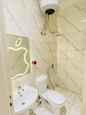 Camera con letto matrimoniale o 2 letti singoli, bagno privato | Bagno | Asciugacapelli