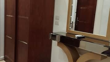 Kahden hengen huone (yksi tai kaksi sänkyä), oma kylpyhuone | Äänieristys, ilmainen Wi-Fi