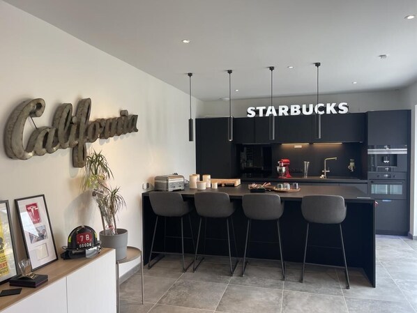 Kühlschrank, Mikrowelle, Ofen, Herdplatte