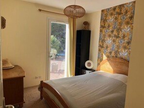 4 bedrooms, iron/ironing board, free WiFi, bed sheets