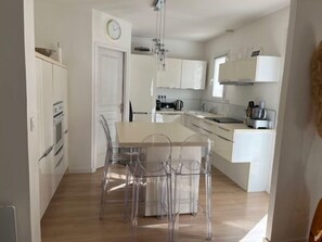 Kylskåp, mikrovågsugn, ugn och spishäll