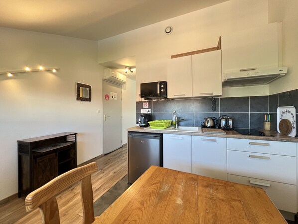 Fridge, microwave, coffee/tea maker, electric kettle