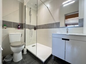 Een douche, handdoeken